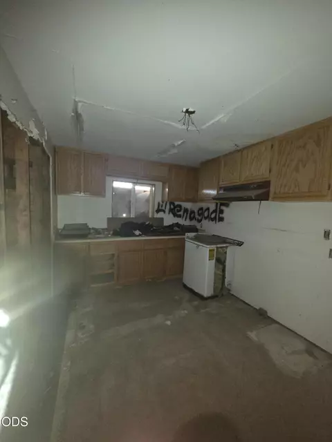 Kitchen - 404 S 1st Ave, Chiloquin, OR 97624 photo 2 of 2