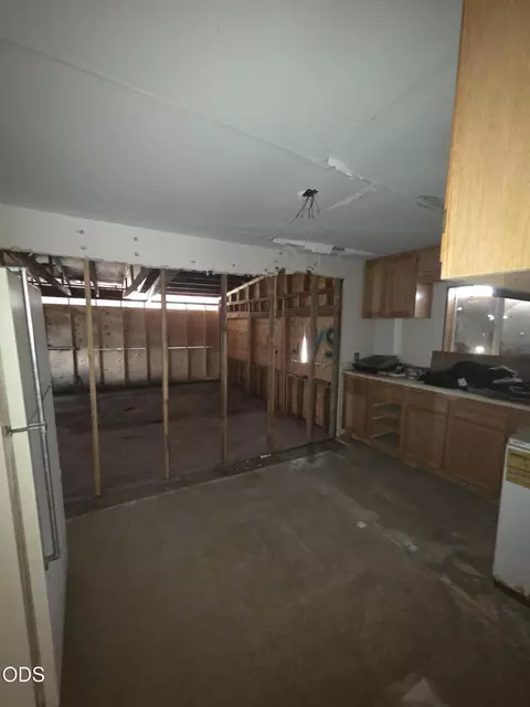 Kitchen - 404 S 1st Ave, Chiloquin, OR 97624 photo 1 of 2
