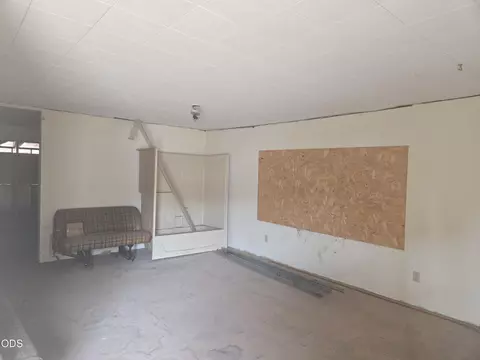Living - 404 S 1st Ave, Chiloquin, OR 97624 photo 1 of 2