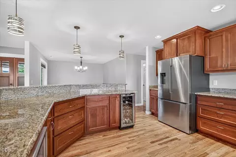 Kitchen - 83 Hidden Valley Dr, Eagle Point, OR 97524 photo 5 of 6