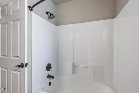 Bath - 83 Hidden Valley Dr, Eagle Point, OR 97524 photo 4 of 4