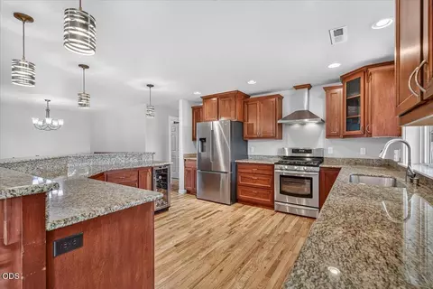 Kitchen - 83 Hidden Valley Dr, Eagle Point, OR 97524 photo 3 of 6