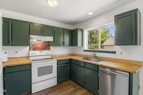Kitchen - 740 E Cascade Ave, Sisters, OR 97759 photo 1 of 3