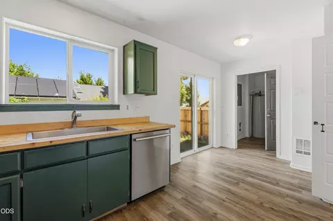 Kitchen - 740 E Cascade Ave, Sisters, OR 97759 photo 3 of 3