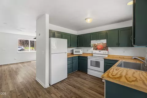 Kitchen - 740 E Cascade Ave, Sisters, OR 97759 photo 2 of 3
