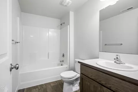 Bath - 51350 Apache Tears Ct, La Pine, OR 97739 photo 2 of 2