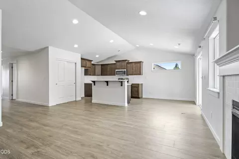 Living - 51350 Apache Tears Ct, La Pine, OR 97739 photo 1 of 3