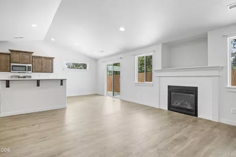 Living - 51350 Apache Tears Ct, La Pine, OR 97739 photo 3 of 3