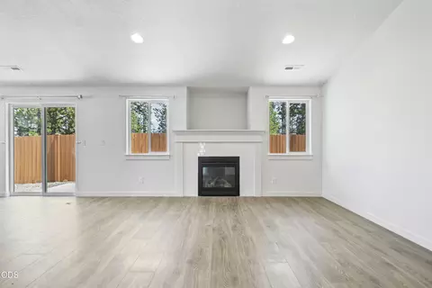 Living - 51350 Apache Tears Ct, La Pine, OR 97739 photo 2 of 3