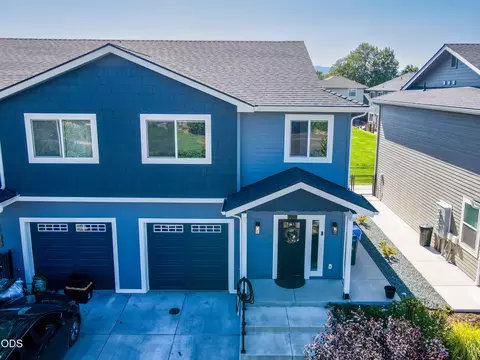 2024 SW Family Ln, Grants Pass, OR 97527