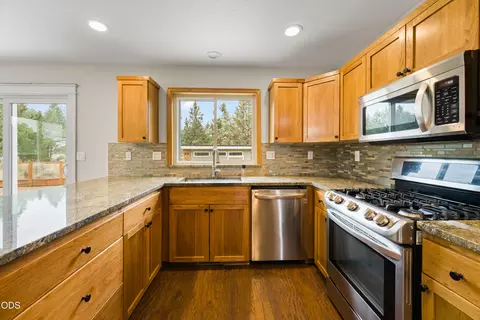 Kitchen - 63441 Stacy Ln, Bend, OR 97701 photo 2 of 4