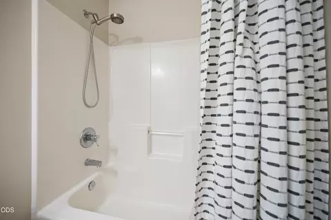 Bath - 63441 Stacy Ln, Bend, OR 97701 photo 2 of 2