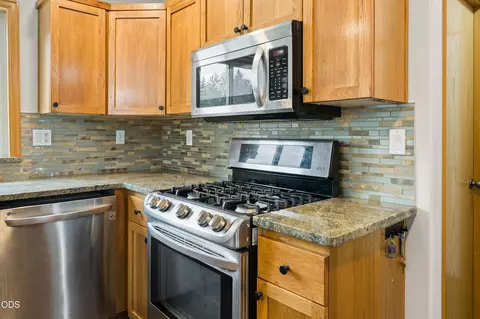 Kitchen - 63441 Stacy Ln, Bend, OR 97701 photo 3 of 4
