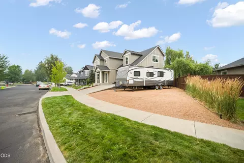 Exterior - 63441 Stacy Ln, Bend, OR 97701 photo 3 of 8