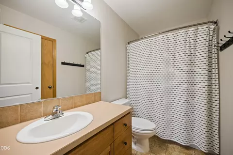 Bath - 63441 Stacy Ln, Bend, OR 97701 photo 1 of 2