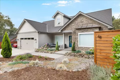 48 Black Oak Dr, Medford, OR 97504
