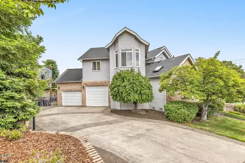 2991 Lexington Dr, Medford, OR 97504