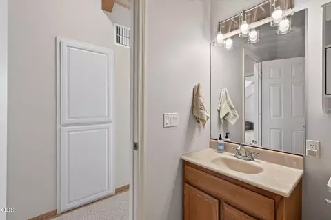 Bath - 60835 Jennings Rd, Bend, OR 97702 photo 2 of 2