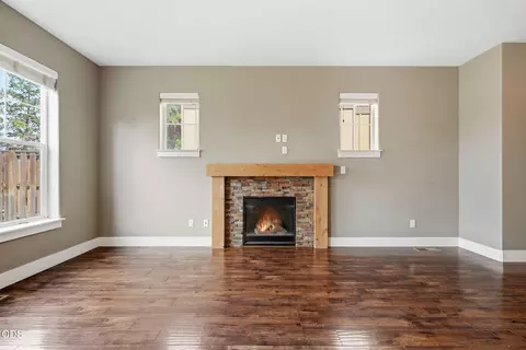 Living - 1055 SE Leonel Ln, Bend, OR 97702 photo 2 of 9