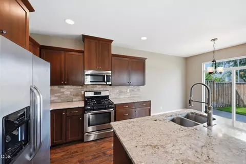 Kitchen - 1055 SE Leonel Ln, Bend, OR 97702 photo 2 of 3