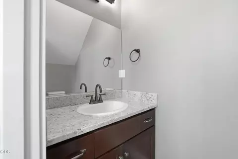 Bath - 1055 SE Leonel Ln, Bend, OR 97702 photo 1 of 4