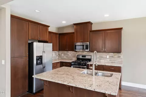 Kitchen - 1055 SE Leonel Ln, Bend, OR 97702 photo 3 of 3