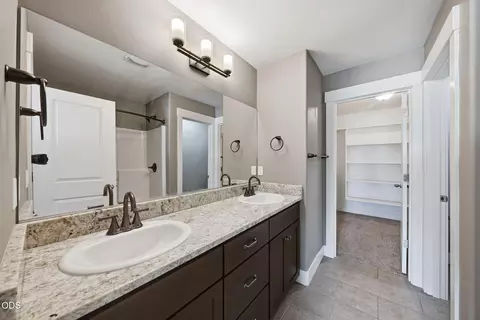Bath - 1055 SE Leonel Ln, Bend, OR 97702 photo 2 of 4