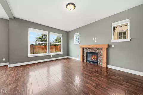 Living - 1055 SE Leonel Ln, Bend, OR 97702 photo 5 of 9