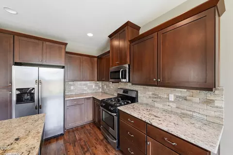 Kitchen - 1055 SE Leonel Ln, Bend, OR 97702 photo 1 of 3