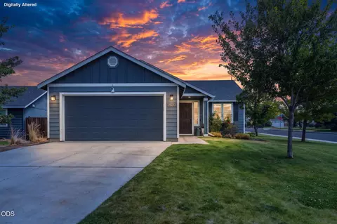 2620 NE 3rd St, Redmond, OR 97756