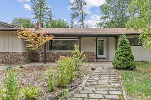 135 Rolling Hills Dr, Grants Pass, OR 97526