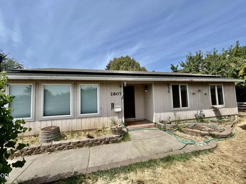2807 Hammer Ct, Medford, OR 97501