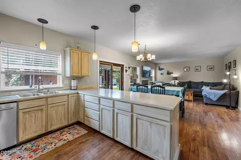 2949 NW 22nd St, Redmond, OR 97756