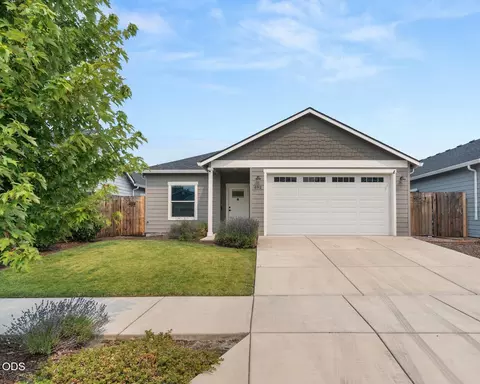 692 Kaitlin Ln, Medford, OR 97501