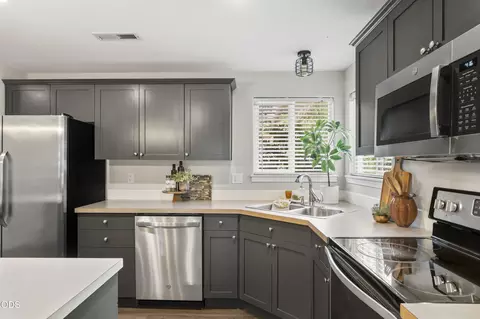 Kitchen - 20618 Daisy Ln, Bend, OR 97702 photo 6 of 6