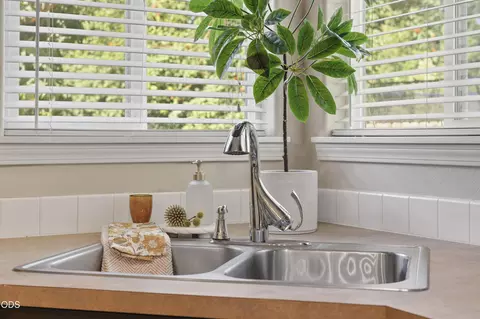 Kitchen - 20618 Daisy Ln, Bend, OR 97702 photo 4 of 6
