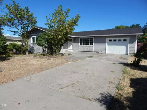 8222 Division Rd, White City, OR 97503