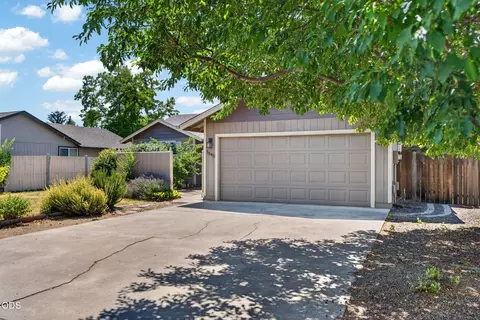 1545 SW 17th St, Redmond, OR 97756