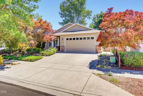 1007 Highbury Dr, Medford, OR 97501