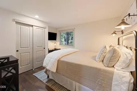 Bedroom - 17842 Mt Hood Ln, Sunriver, OR 97707 photo 3 of 4