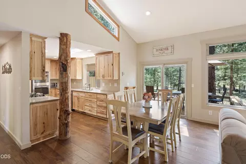 Dining - 17842 Mt Hood Ln, Sunriver, OR 97707 photo 1 of 2