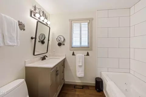 Bath - 17842 Mt Hood Ln, Sunriver, OR 97707 photo 3 of 3