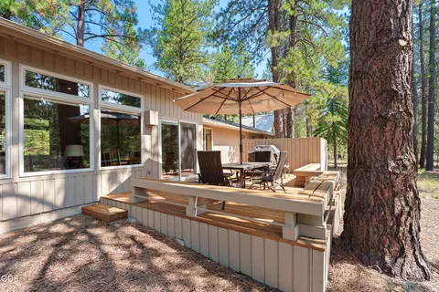 Exterior - 17842 Mt Hood Ln, Sunriver, OR 97707 photo 6 of 9