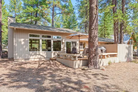 Exterior - 17842 Mt Hood Ln, Sunriver, OR 97707 photo 4 of 9