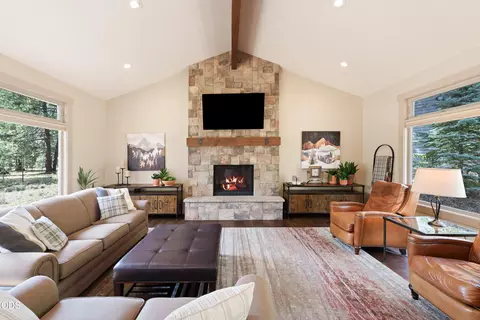 Living - 17842 Mt Hood Ln, Sunriver, OR 97707 photo 2 of 4