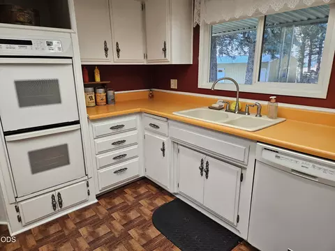 Kitchen - 28089 Modoc Point Rd, Chiloquin, OR 97624 photo 2 of 4