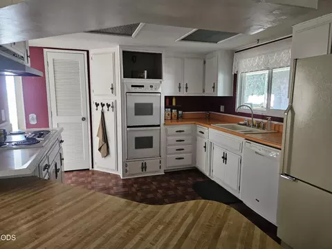 Kitchen - 28089 Modoc Point Rd, Chiloquin, OR 97624 photo 3 of 4