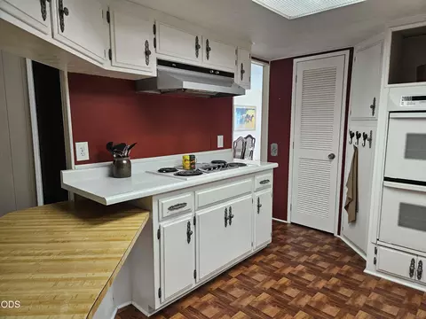 Kitchen - 28089 Modoc Point Rd, Chiloquin, OR 97624 photo 1 of 4