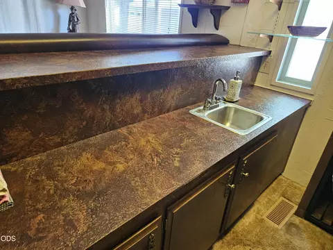 Kitchen - 28089 Modoc Point Rd, Chiloquin, OR 97624 photo 4 of 4