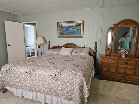 Bedroom - 28089 Modoc Point Rd, Chiloquin, OR 97624 photo 2 of 2